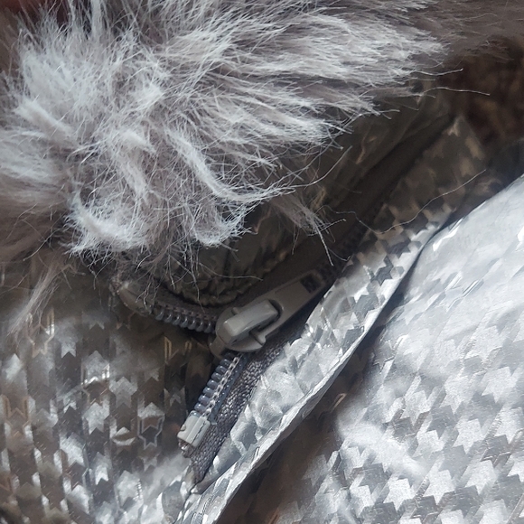 Yes Do Kid's Silver Puffer Type Jacket with Faux Fur Hood Sz 12 Y Fall Winter - Picture 8 of 12